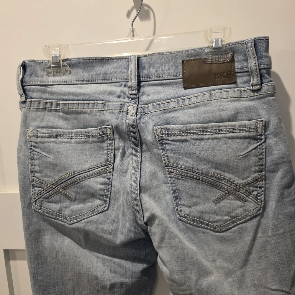 BKE Jake Mens Jeans Buckle 30x32 Light Wash Straight Leg Premium Embroidered